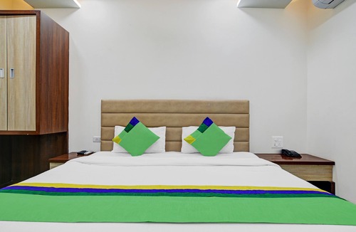 Gandhinagar Hotel | Itsy By Treebo - The Midway Sky