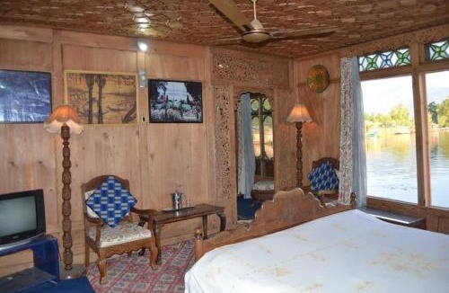 Nagin Bagh Boat Rental | Jackson Heights Houseboats