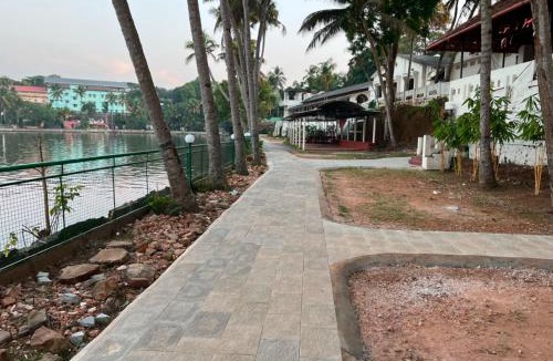 Kollam Bed & Breakfast | Jaladarshini Lakeside Gardens