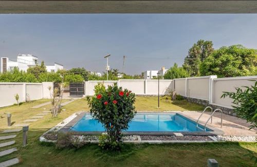 Hosur Villa | JhilMil Pool Villa by StayJadeParty VillaLawn