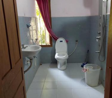 Sea View Ward House | Johnson's Homestay With Pool & Ecohouseboat near town beach