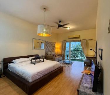 Sri Hartamas Apartment | KL Hartamas Studio, King Bed, Pool, Wifi Smart TV