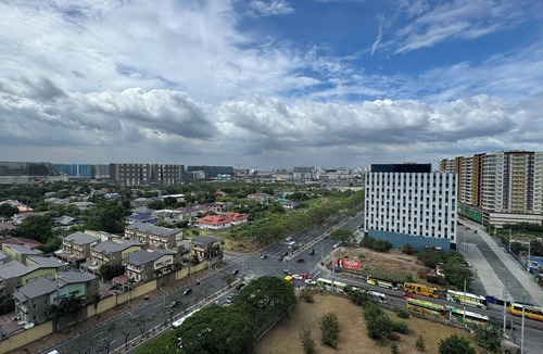 Tambo Apartment | L.CONDOTEL | Private Suite w/Balcony, TV & Fridge – Near MOA & Airport