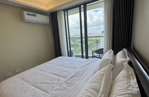 Tambo Apartment | L.CONDOTEL | Private Suite w/Balcony, TV & Fridge – Near MOA & Airport