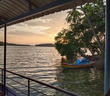 Quilon House | Lake View Homestay Kundara