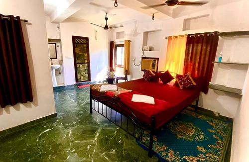 Lake Swaroop Sagar Hotel | lake view rooftop in lakecity