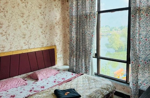 Dal Lake House | Lakes and peaks