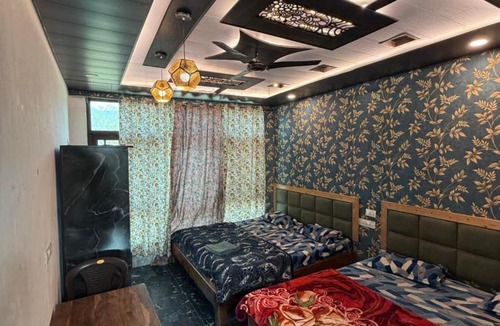 Dal Lake House | Lakes and peaks