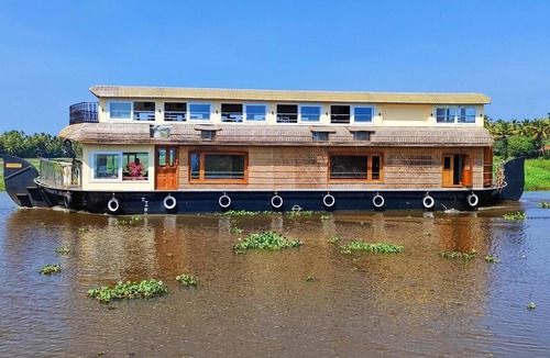 Thanneermukkom Villa | Lakeshore Premier Serviced Villa - Room Near Lake Vembanad!