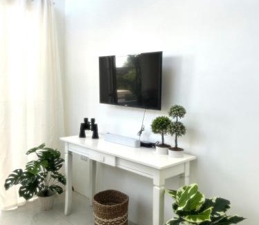 Mataas Na Kahoy House | Lakeview Loft with Sunset Deck