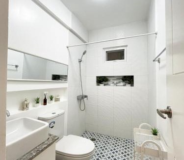 Mataas Na Kahoy House | Lakeview Loft with Sunset Deck