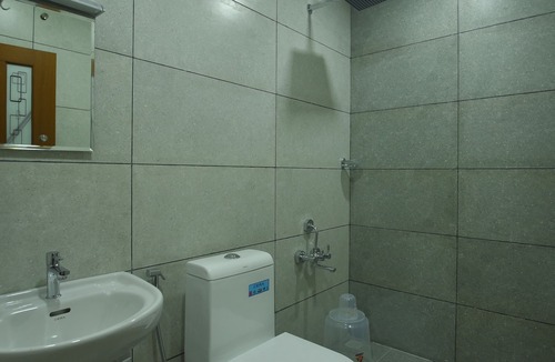 Chinnakanal Hotel | Lakezone Holiday Resort
