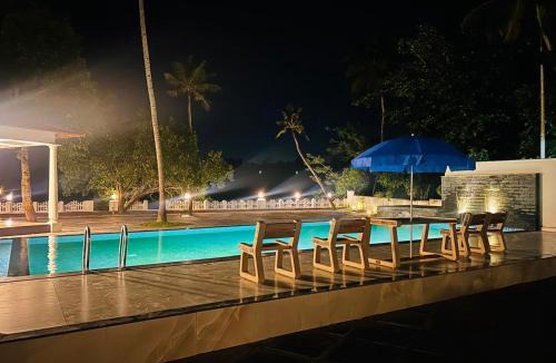 Thekkumbhagam Bed & Breakfast | Lavilla Lake Resort And Restaurant