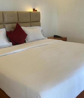 Thekkumbhagam Bed & Breakfast | Lavilla Lake Resort And Restaurant