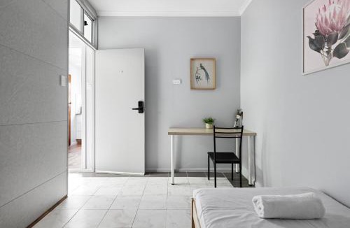 Peakhurst House | Light & Simple Single Room in Courtyard - Peakhurst Area - Shared Bathroom