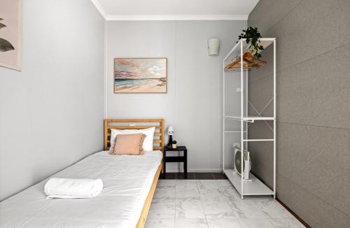 Peakhurst House | Light & Simple Single Room in Courtyard - Peakhurst Area - Shared Bathroom