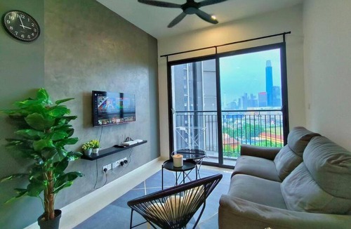 Maluri Apartment | Link bridge to the mall & MRT ! Family-sized condo with game room & swmming pool