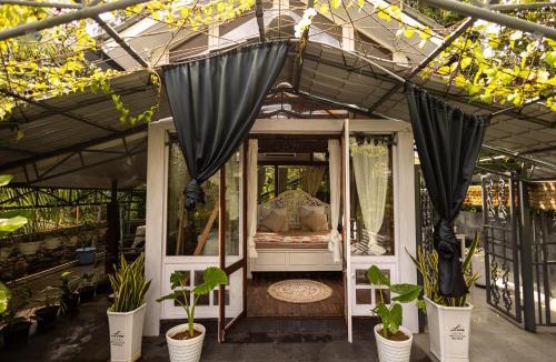 Alwaye House | Looking Glass by Roamhome