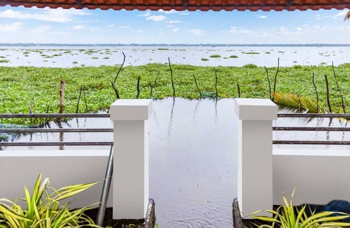 Cherthala House | LOTUS LAKE RETREAT - ROMANTIC HOME STAY IN BACKWATERS