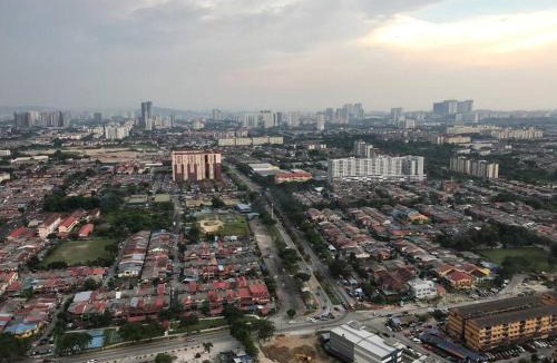 Petaling Jaya Apartment | Lovely 2-bedroom condo with big pool