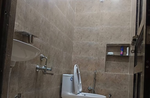 Varanasi Apartment | Luxurious apartment for comfortable accommodation of 4 to 6 people near temple.