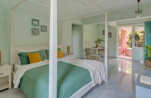 Pilerne Industrial Estates Apartment | Luxurious modern apartment w/hot tub - 5 min from the beach !!