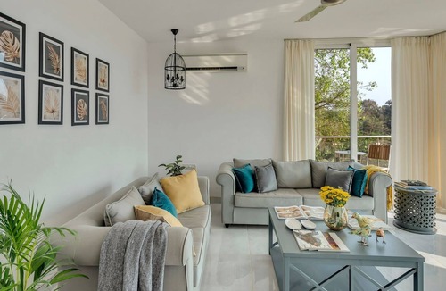 Pilerne Industrial Estates Apartment | Luxurious modern apartment w/hot tub - 5 min from the beach !!
