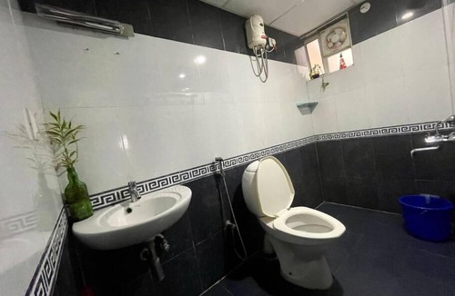 Thiruvananthapuram Apartment | Luxury 2BHK serviced apartment with free parking - AC Master bedroom