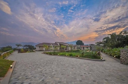 Rao Colony Villa | Luxury 6BHK Pure Veg Canary Farm Villa With Turf