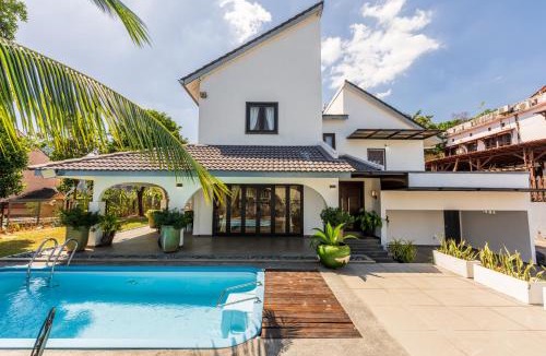 Kuala Lumpur House | Luxury Bungalow TTDI, 16-22pax, Swimming Pool, One Utama