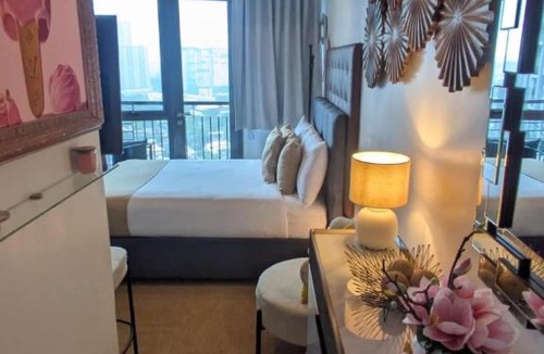 Legazpi Village Apartment | Luxury Hotel Studio Near Makati Diamond & Raffles 27th Floor Sky View Fast Wifi