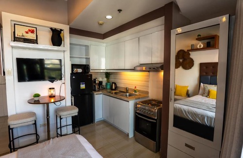 Legazpi Village Apartment | Luxury Hotel Studio Near Makati Diamond & Raffles 27th Floor Sky View Fast Wifi