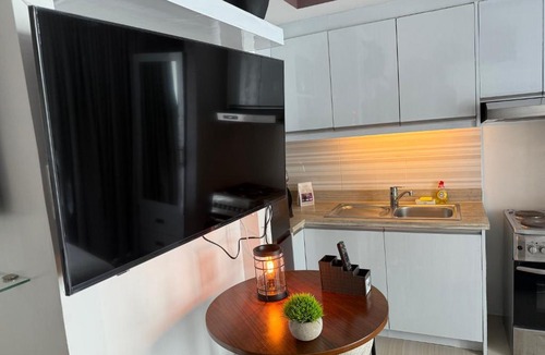 Legazpi Village Apartment | Luxury Hotel Studio Near Makati Diamond & Raffles 27th Floor Sky View Fast Wifi