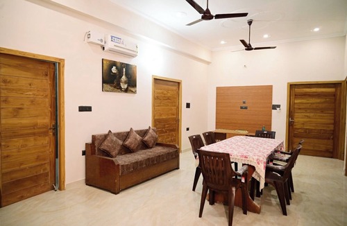 Faizabad House | Luxury king-size room with Balcony in Ayodhya. 10 minutes from Ram Mandir!