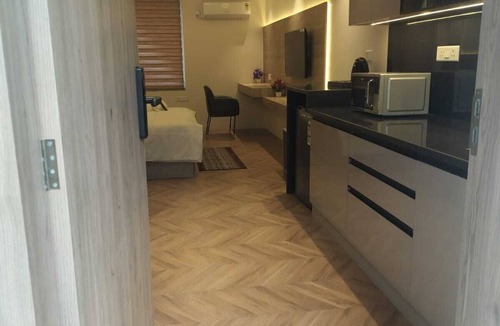 Jaypee Greens Apartment | Luxury spacious rooms in central city opp. metro station 5 min from Pari Chowk