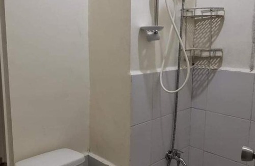 Highway Hills Apartment | Mack's Awesome Place 11 with Netflix and FastUnliwifi