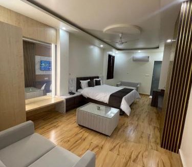 Alambagh Hotel | Manglam Inn