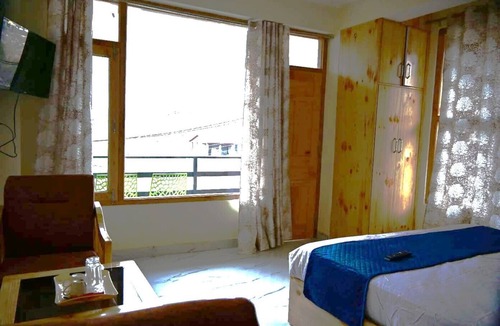 Burwa Hotel | Marvelous 5-bedroom hotel with WiFi in Manali