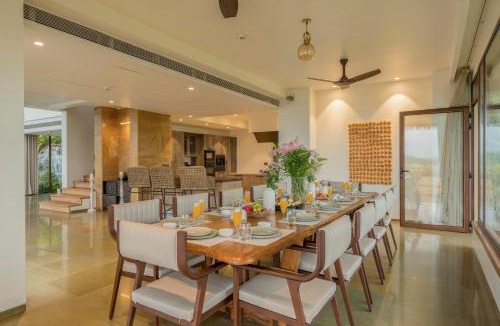 Quepem House | Master Bedroom with Jacuzzi in a Villa hosted by Masaya Stays