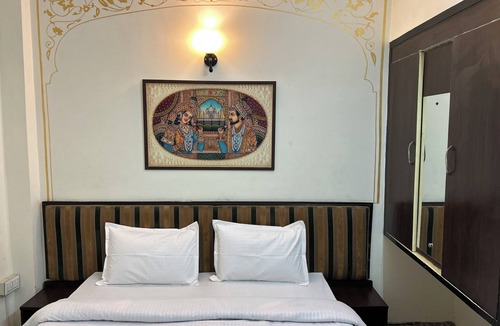 Taj Ganj Bed & Breakfast | Max