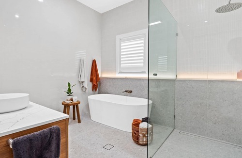 Merewether House | Merewether Beach House Retreat - A short stroll to Bar Beach