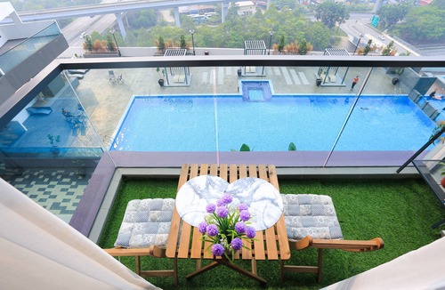 Kampung Bukit Dukong Apartment | MLH Deluxe Studio Suites @ Landmark Residence with Stunning KL City & Pool View