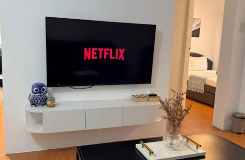Moonwalk Apartment | Modern lounge 2BR Pool & Netflix Near airport