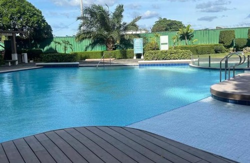 Moonwalk Apartment | Modern lounge 2BR Pool & Netflix Near airport