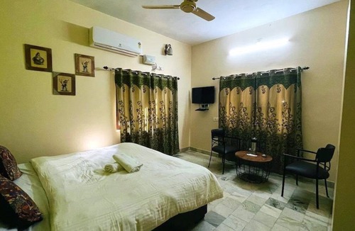 Abu Road Villa | Mount Abu's Premier 5-Bed Villa: Luxury Meets Nature's Serenity!