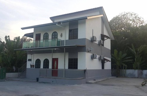 Merbau Sempak House | Mri Homestay Sg Buloh - 3 Br House (Ground Floor) with Centralised Private Pool