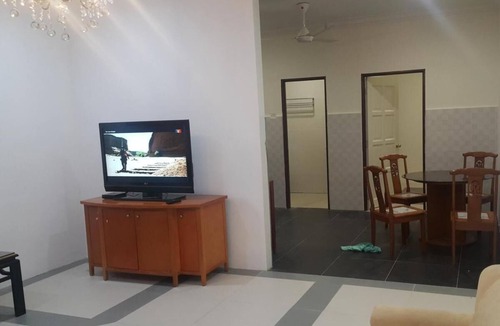 Merbau Sempak House | Mri Homestay Sg Buloh - 3 Br House on First Floor with Centralised Pool