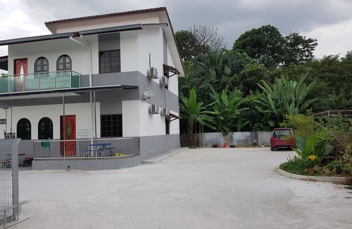 Merbau Sempak House | MRI Homestay Sg Buloh - 3 Bed/2 Bath GF