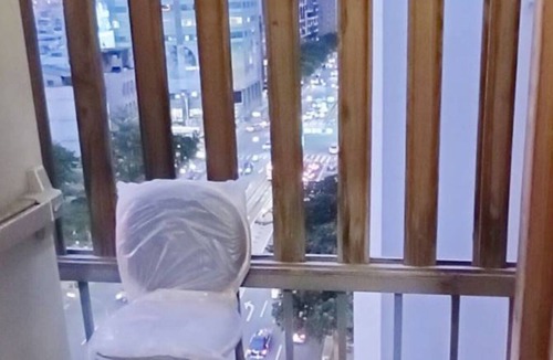 Zhongshan Apartment | 【MRT Premium Room with Window and Balcony】Monthly Stay