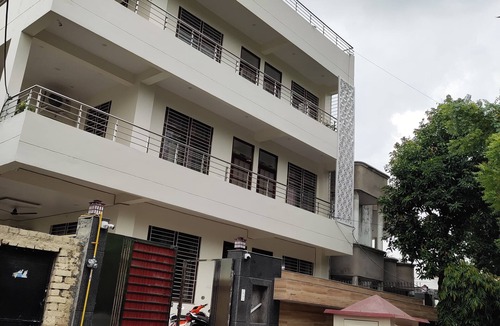 Gomti Nagar Apartment | Near Taj Hotel | Self-Cooking + Free Breakfast